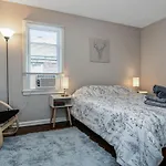 Pleasant Family Stay In Home Near Downtown Detroit