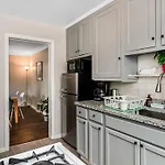 Pleasant Family Stay In Home Near Downtown Detroit